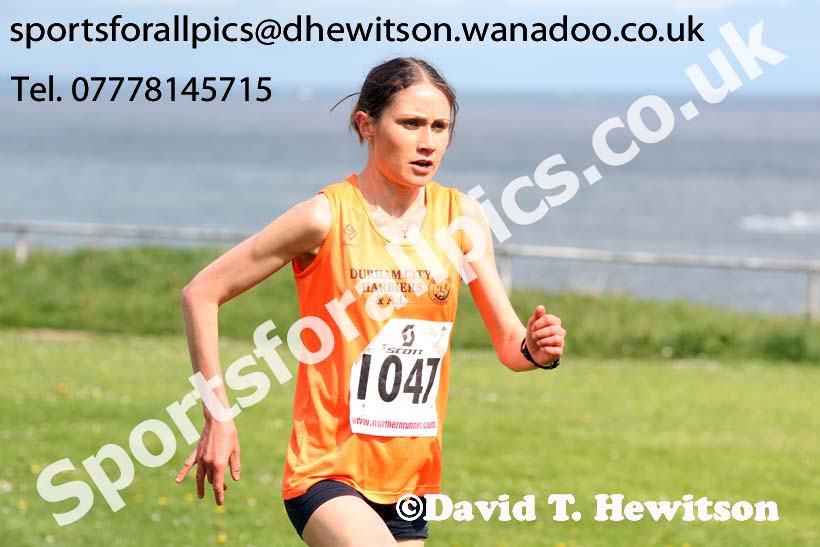 Rosie Smith (Durham City) leads the womens Pier to Pier, South Shields. Photo: David: David T. Hewitson/Sports for All Pics